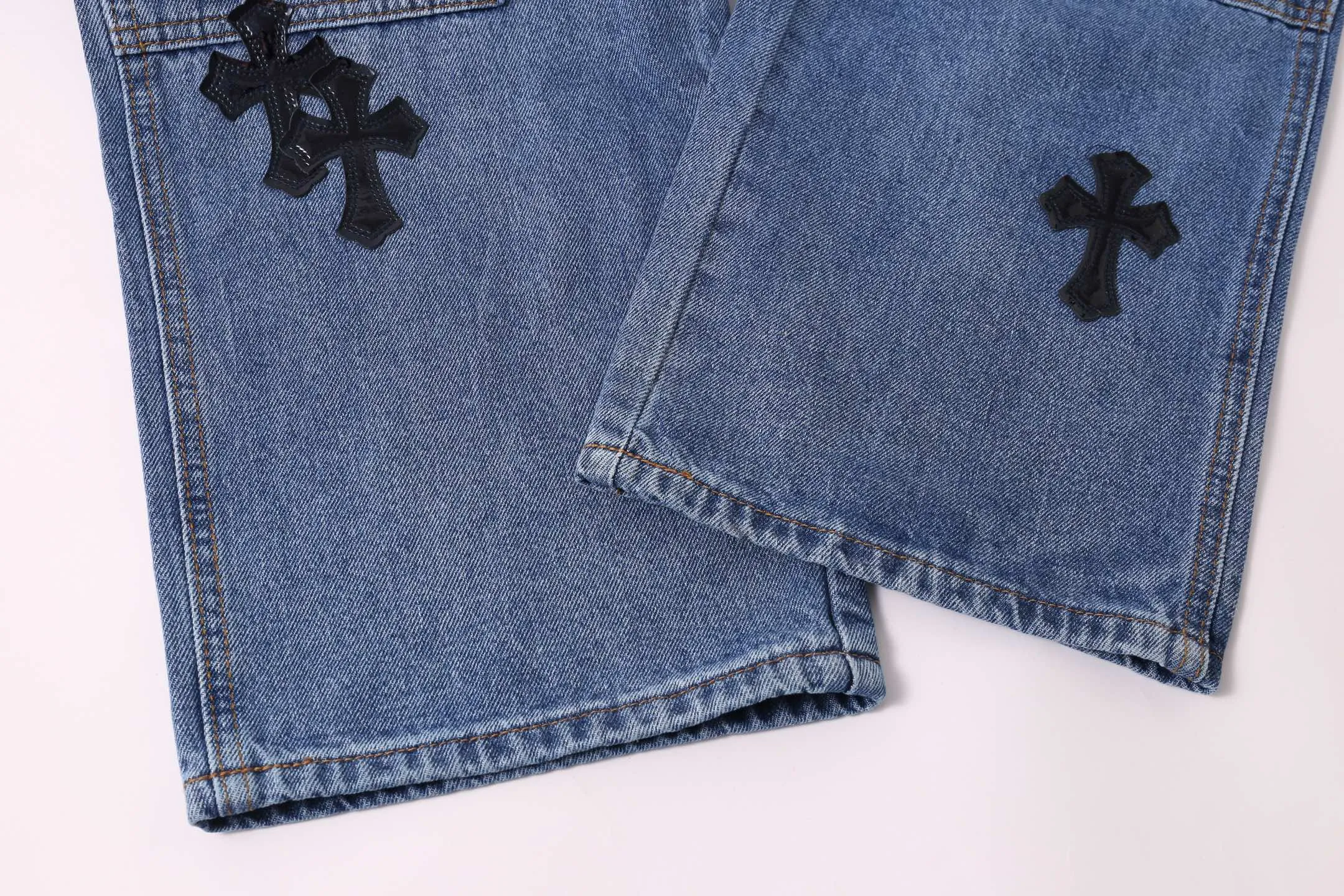 P260 Style No.: H881 Chrome Heart & Chrome Heart Blue Pants Black Metal Cross Work Jeans ChromeHearts#Design Jeans Invincible Texture Ceiling-Level Jeans Hard to Find at the Counter‼ ️ Cross patchwork leather jeans, top-notch heavy-duty washing process, calfskin laser-cut cross, distressed silver hardware, straight version to make the upper body slimmer, that lesbian style Color: blue Size: 28-30-32-34-36